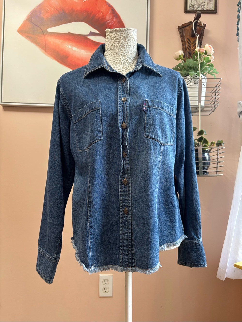 Vintage Women's Dark Blue Denim Button-Down Shirt with Frayed Hem